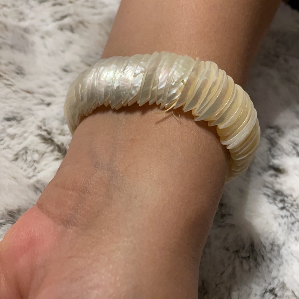 Stretchy Shell Bracelet - Picture 6 of 6